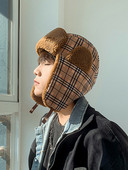 Ανδρικό χειμωνιάτικο καρό καπέλο με κεντητή επιγραφή και κούμπωμα με κουμπιά