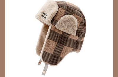 Ανδρικό χειμωνιάτικο καρό καπέλο με κεντητή επιγραφή και κούμπωμα με κουμπιά