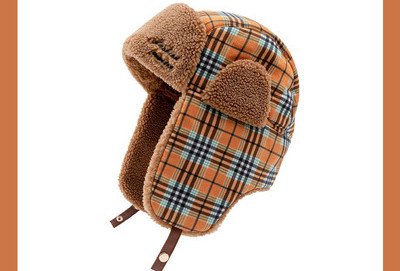 Ανδρικό χειμωνιάτικο καρό καπέλο με κεντητή επιγραφή και κούμπωμα με κουμπιά