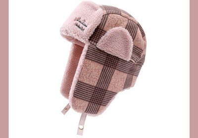 Ανδρικό χειμωνιάτικο καρό καπέλο με κεντητή επιγραφή και κούμπωμα με κουμπιά