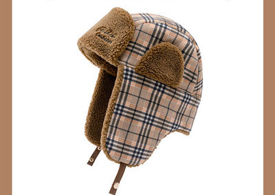 Ανδρικό χειμωνιάτικο καρό καπέλο με κεντητή επιγραφή και κούμπωμα με κουμπιά