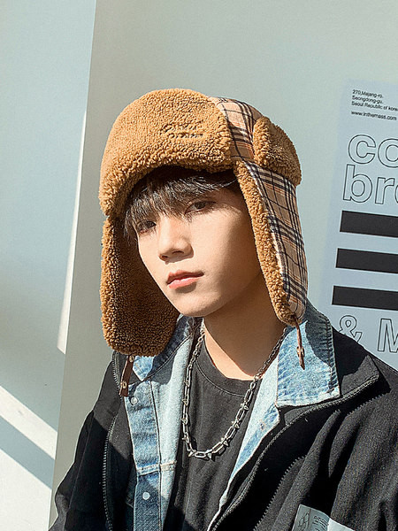 Ανδρικό χειμωνιάτικο καρό καπέλο με κεντητή επιγραφή και κούμπωμα με κουμπιά