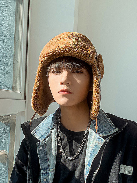 Ανδρικό χειμωνιάτικο καρό καπέλο με κεντητή επιγραφή και κούμπωμα με κουμπιά