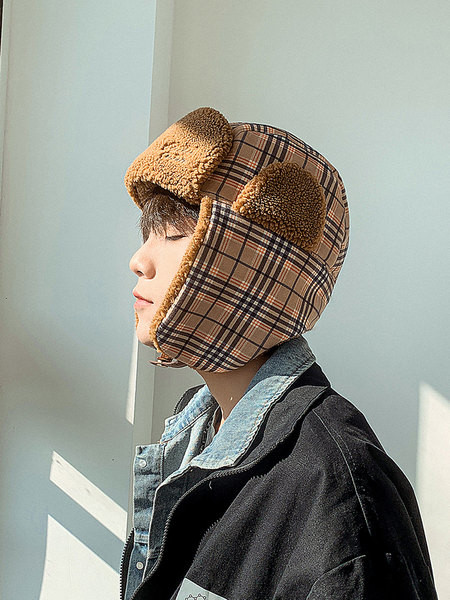 Ανδρικό χειμωνιάτικο καρό καπέλο με κεντητή επιγραφή και κούμπωμα με κουμπιά