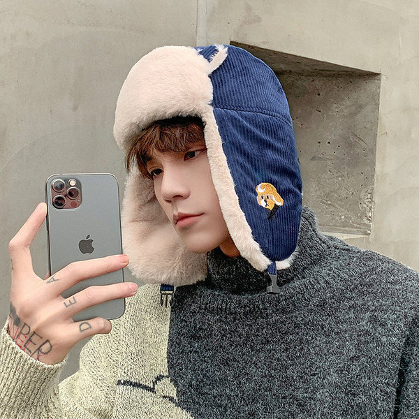 Ανδρικό χειμωνιάτικο καπέλο με απλικέ και πούπουλο