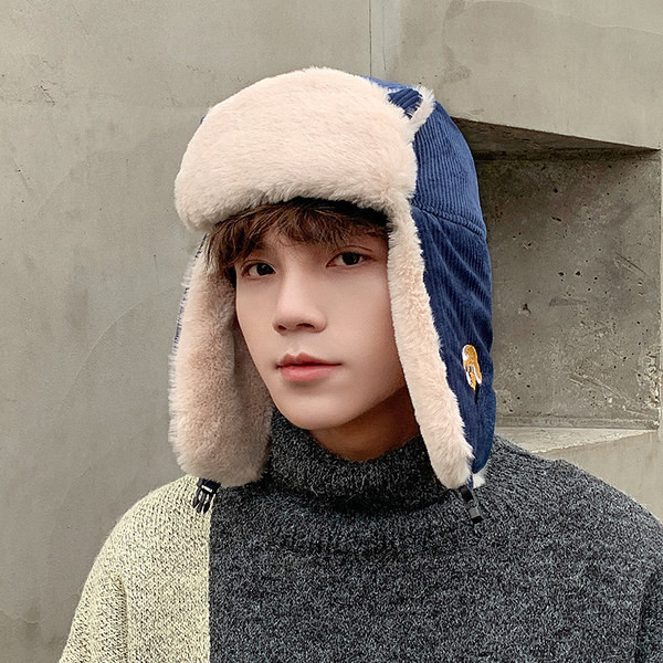Ανδρικό χειμωνιάτικο καπέλο με απλικέ και πούπουλο