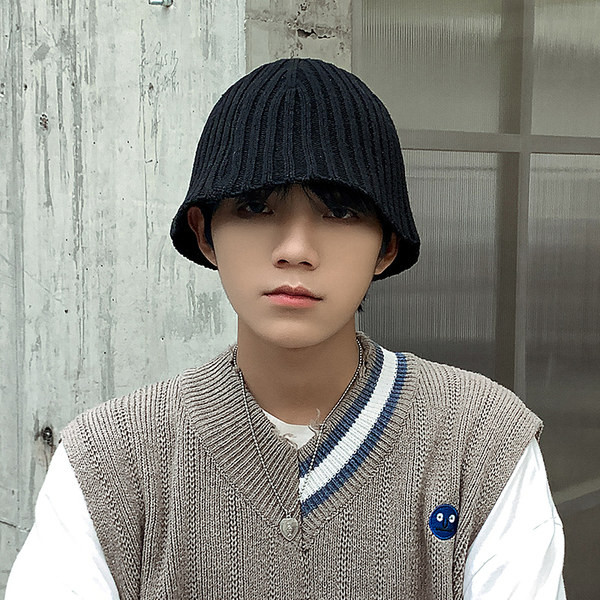 Зимна плетена мъжка шапка изчистен модел