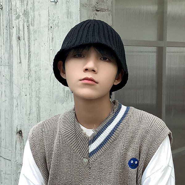 Зимна плетена мъжка шапка изчистен модел