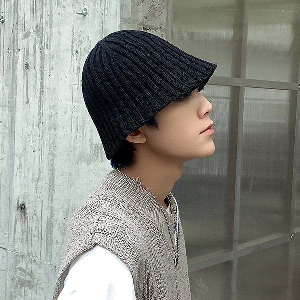 Зимна плетена мъжка шапка изчистен модел