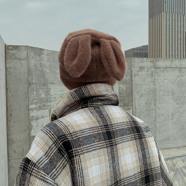 Μοντέρνο ανδρικό πλεκτό καπέλο με τρισδιάστατο στοιχείο