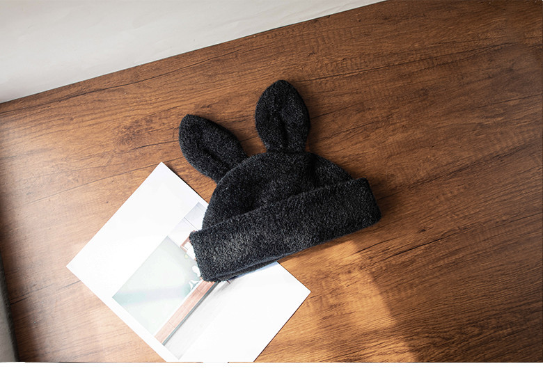 Μοντέρνο ανδρικό πλεκτό καπέλο με τρισδιάστατο στοιχείο