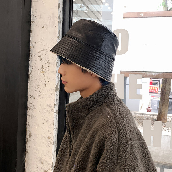 Ανδρικό καπέλο από οικολογικό δέρμα σε μαύρο χρώμα