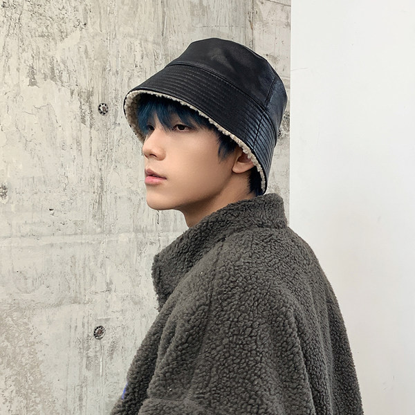 Ανδρικό καπέλο από οικολογικό δέρμα σε μαύρο χρώμα