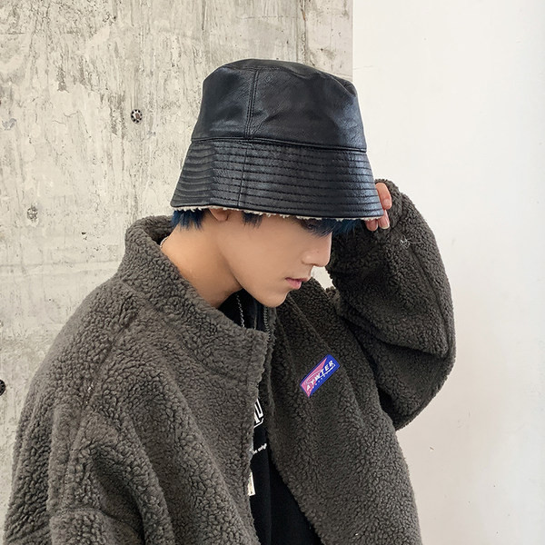 Ανδρικό καπέλο από οικολογικό δέρμα σε μαύρο χρώμα