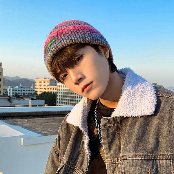 Pletena zimska kapa za muškarce u preljevnim bojama