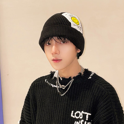 Muška pletena zimska kapa s aplikacijom