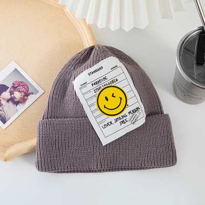 Muška pletena zimska kapa s aplikacijom