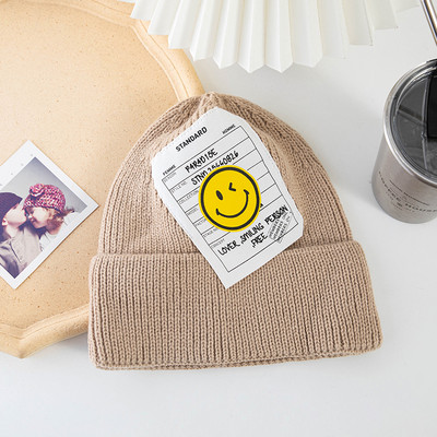 Muška pletena zimska kapa s aplikacijom