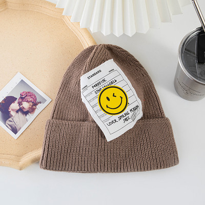 Muška pletena zimska kapa s aplikacijom