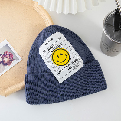 Muška pletena zimska kapa s aplikacijom