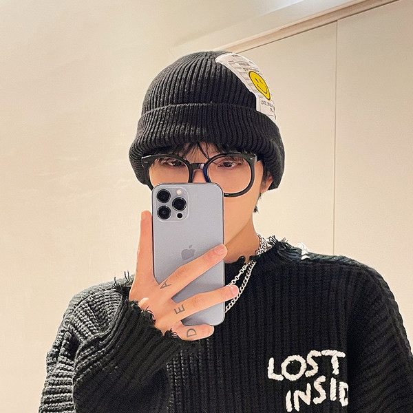 Muška pletena zimska kapa s aplikacijom