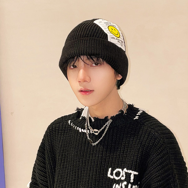 Muška pletena zimska kapa s aplikacijom