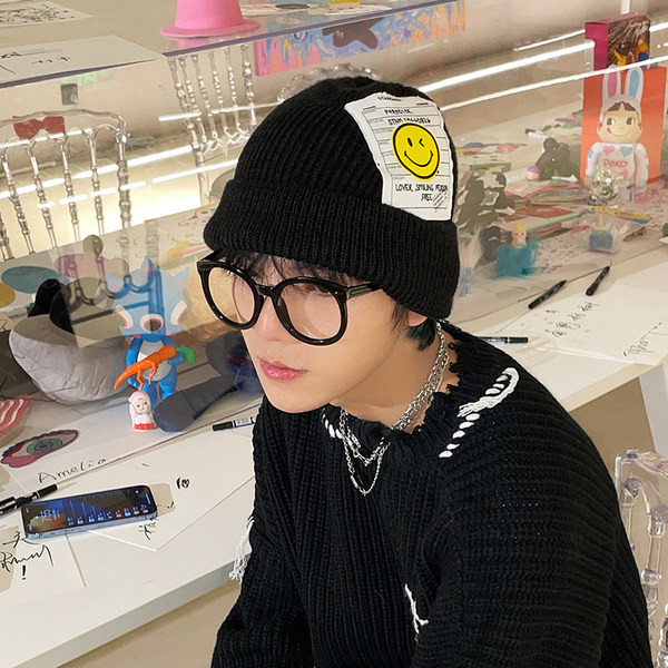 Muška pletena zimska kapa s aplikacijom