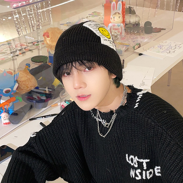 Muška pletena zimska kapa s aplikacijom