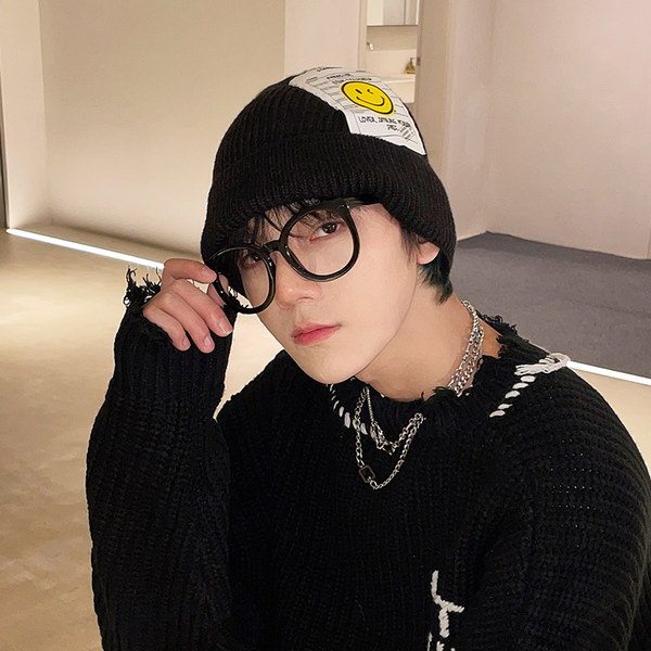 Muška pletena zimska kapa s aplikacijom