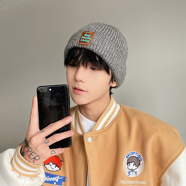 Зимна мъжка шапка с емблема