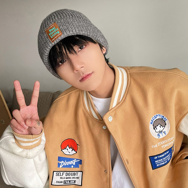 Зимна мъжка шапка с емблема