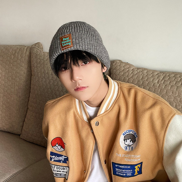 Зимна мъжка шапка с емблема