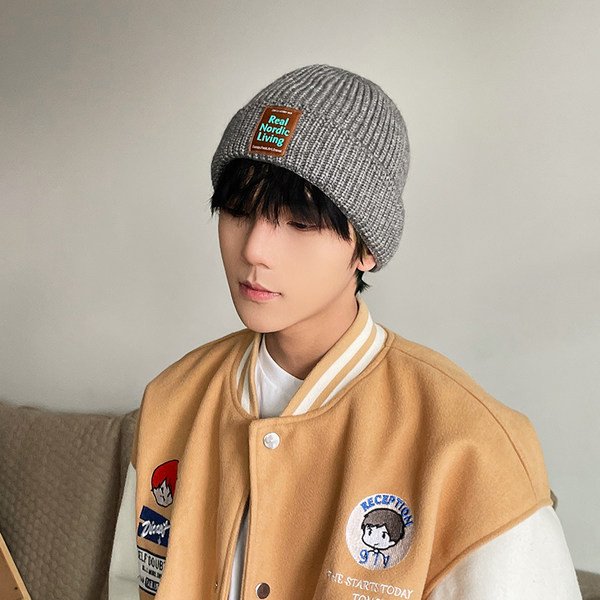 Зимна мъжка шапка с емблема