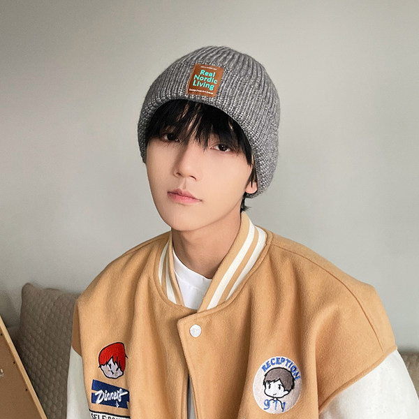 Зимна мъжка шапка с емблема