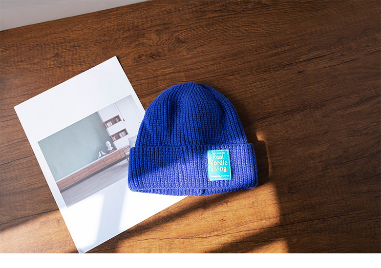 Зимна мъжка шапка с емблема