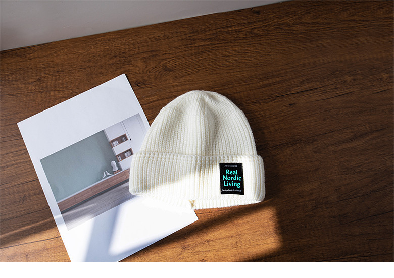 Зимна мъжка шапка с емблема