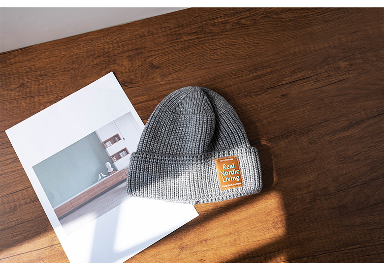 Зимна мъжка шапка с емблема