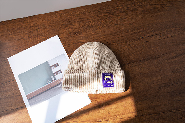 Зимна мъжка шапка с емблема