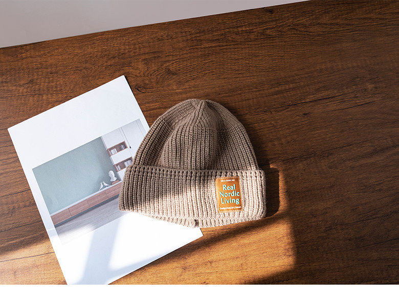 Зимна мъжка шапка с емблема