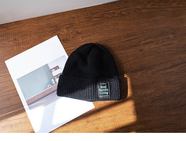 Зимна мъжка шапка с емблема