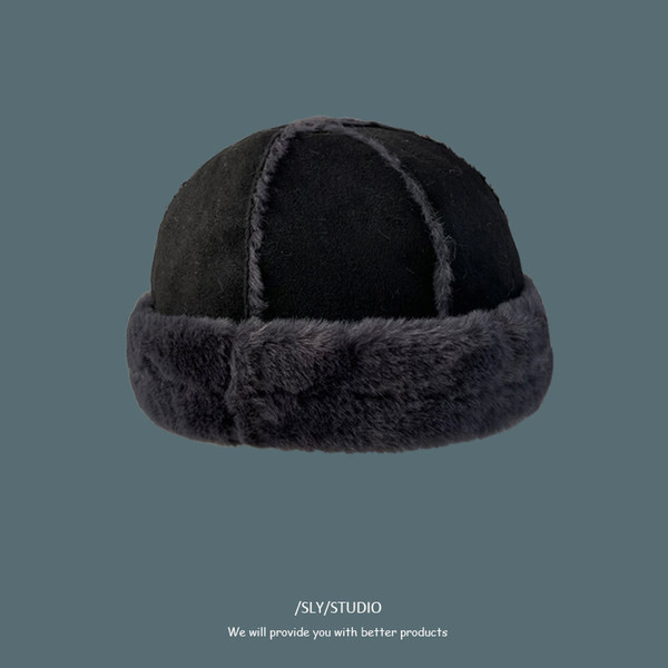 Ležerna muška kapa s perom