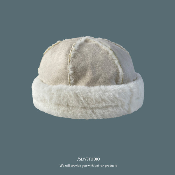 Ležerna muška kapa s perom