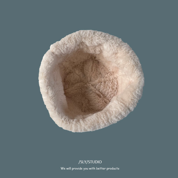 Ležerna muška kapa s perom