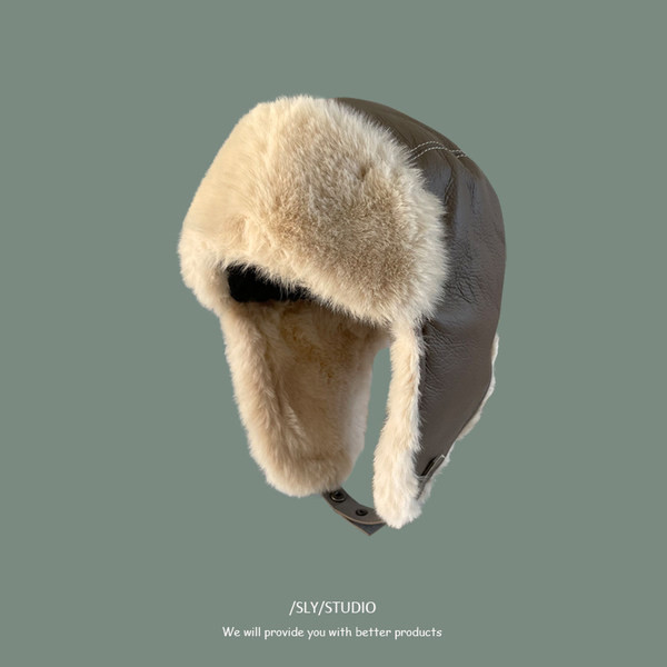 Ежедневна ушанка с пух и копчета за мъже и жени