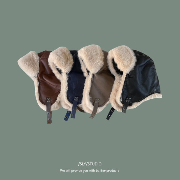 Ежедневна ушанка с пух и копчета за мъже и жени