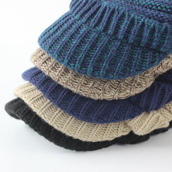 Ανδρικό πλεκτό καπέλο με γείσο