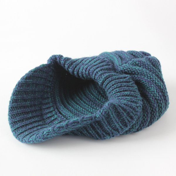 Ανδρικό πλεκτό καπέλο με γείσο