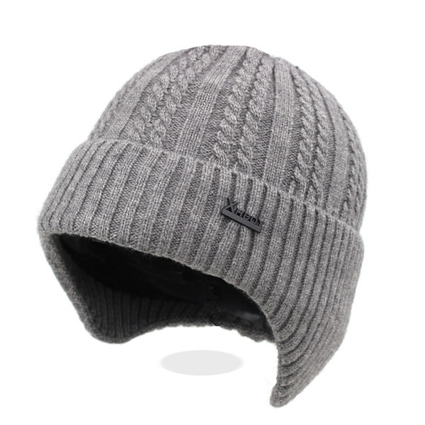 Muška pletena zimska kapa sa metalnim elementom