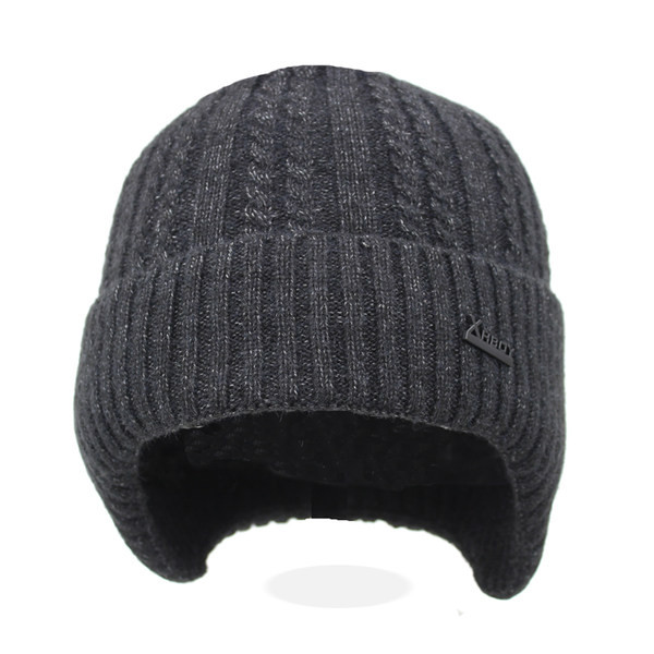 Muška pletena zimska kapa sa metalnim elementom