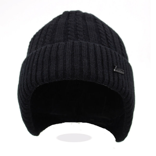 Muška pletena zimska kapa sa metalnim elementom